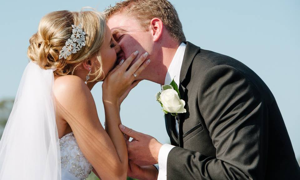 Steph-and-Luke-kiss-960x576 | Elope to Australia